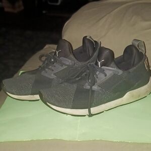 Women's sz10 Puma Athletic Shoe